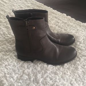 Naturalizer taupe boots